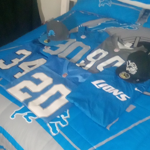 Detroit Lions jerseys and hats - Picture 2 of 5
